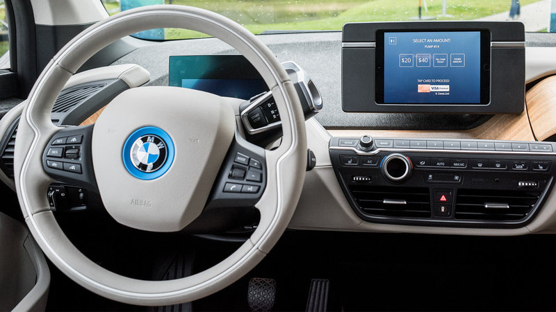 Votre voiture se transforme peu à peu en espace connecté…
